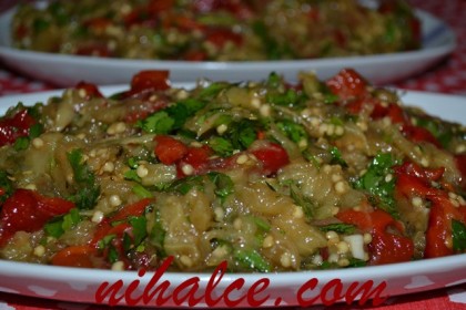 Közlenmiş Kırmızı Biberli Patlıcan Salatası Tarifi